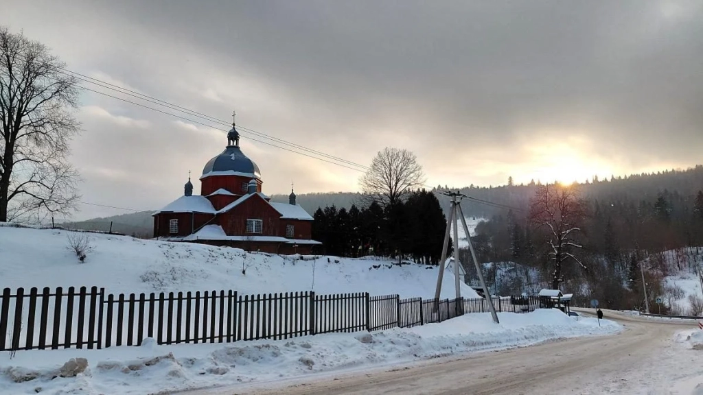 Тустань: зимова історія Зимовий пейзаж Тустані: засніжені скелі, безмежні простори та історична атмосфера фортеці.