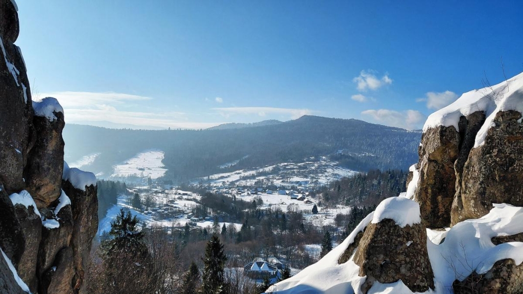 Тустань взимку: казка Зимова фортеця Тустань: безлюдні засніжені скелі вкриті інеєм, мальовничий зимовий краєвид.