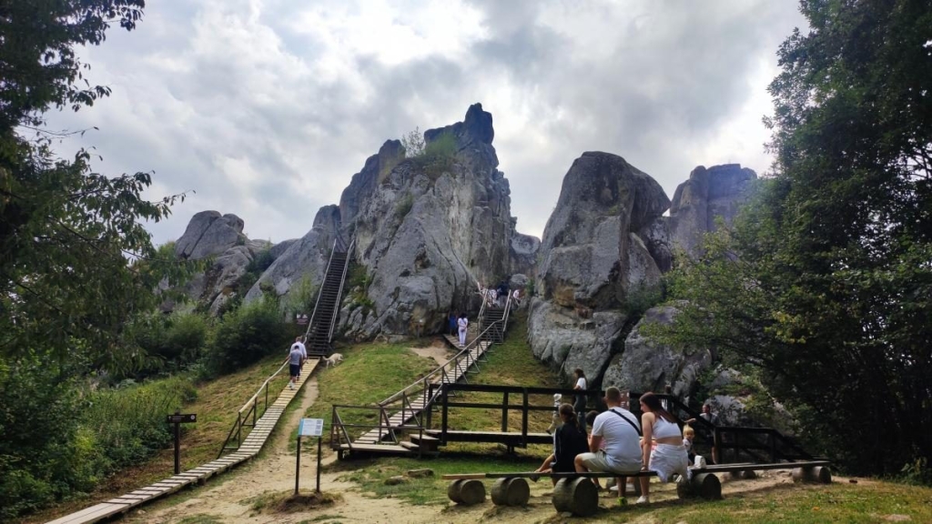 Тустань: зимова спадщина Засніжена фортеця Тустань: зимова краса та історична спадщина в одному місці.