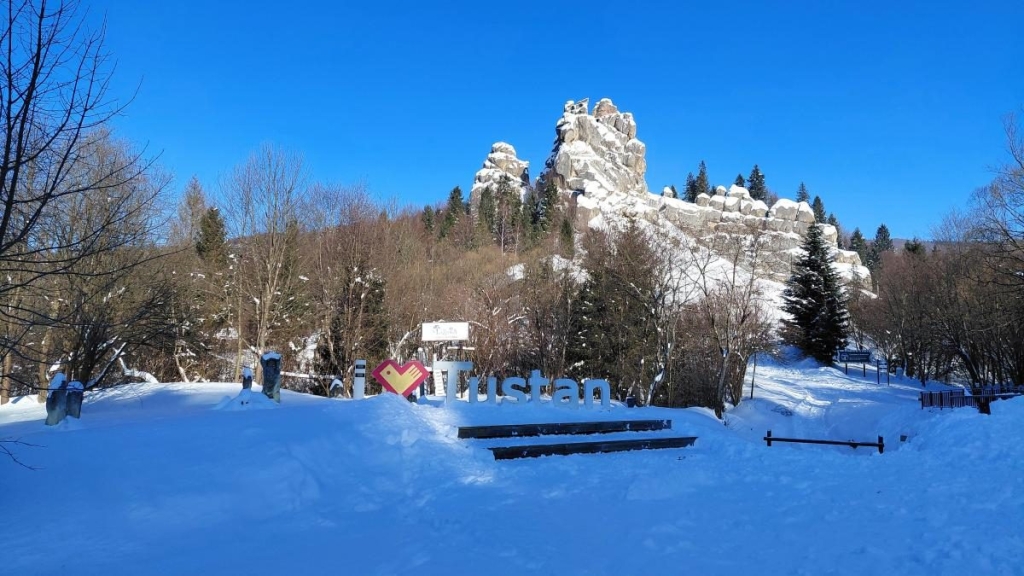 Казкова зимова Тустань Засніжена фортеця Тустань взимку: безлюдні пейзажі та величні скелі.