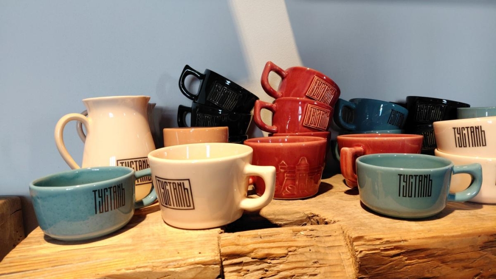 Тустань: зимова велич Скелі Тустані взимку: захоплюючі краєвиди, вкриті снігом, безлюдна зимова атмосфера.