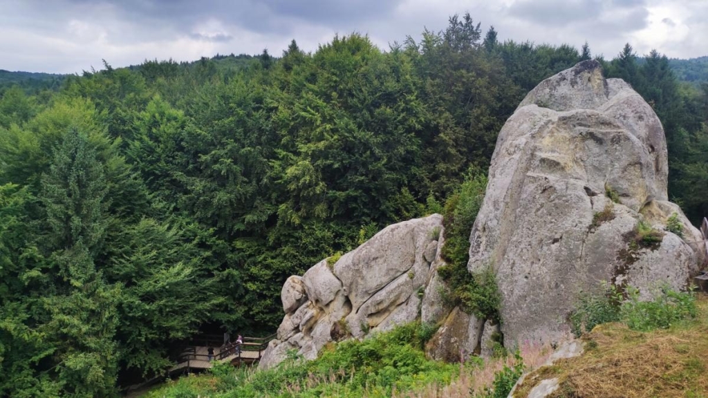 Тустань: зимова велич Засніжені скелі Тустані: велична історія та мальовничі зимові краєвиди, самостійна подорож.