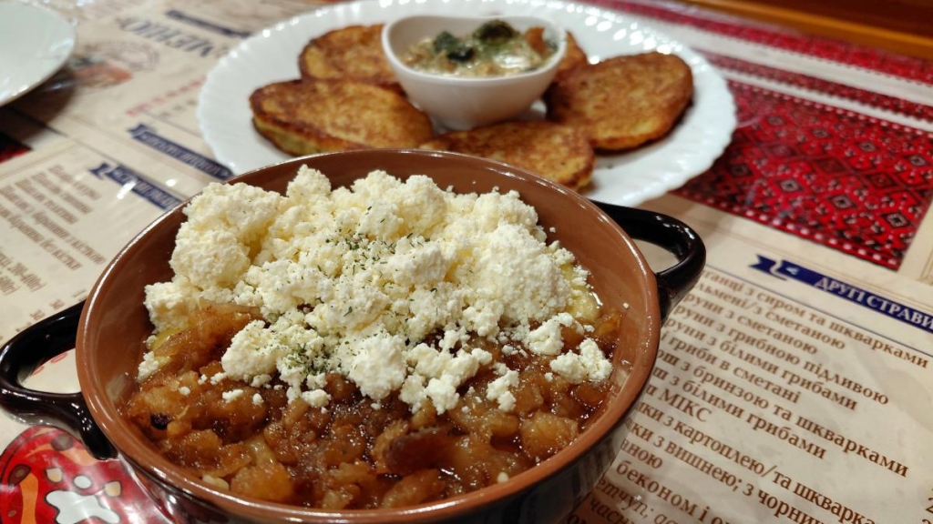 Зимова Тустань: магія скель Засніжені скелі Тустані взимку: магічна атмосфера історії та природи в зимовий період.