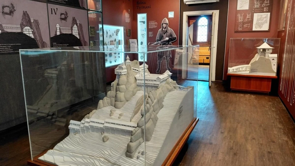 Тустань: зимова недоступність Зимова фортеця Тустань: важкодоступні місця, але неймовірні краєвиди винагороджують за всі зусилля.