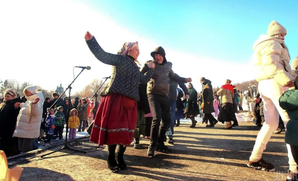 Вигоряння зимового символу та танцювальні заходи: як у Пирогові відзначали Масницю 2026 (фоторепортаж) 7 Спалення символа зими і танці: як у Пирогові святкували Масницю 2026 (фоторепортаж)