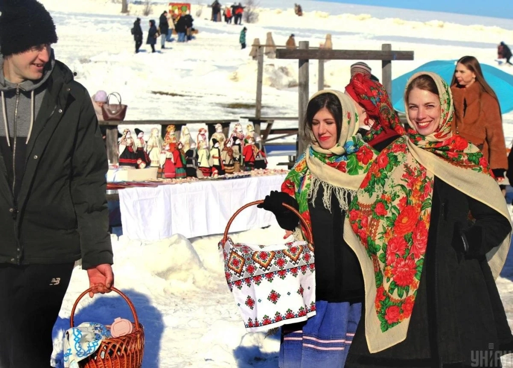 Вигоряння зимового символу та танцювальні заходи: як у Пирогові відзначали Масницю 2026 (фоторепортаж) 5 Спалення символа зими і танці: як у Пирогові святкували Масницю 2026 (фоторепортаж)