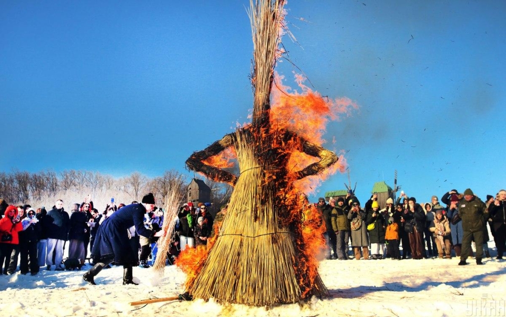 Вигоряння зимового символу та танцювальні заходи: як у Пирогові відзначали Масницю 2026 (фоторепортаж) 1 Спалення символа зими і танці: як у Пирогові святкували Масницю 2026 (фоторепортаж)