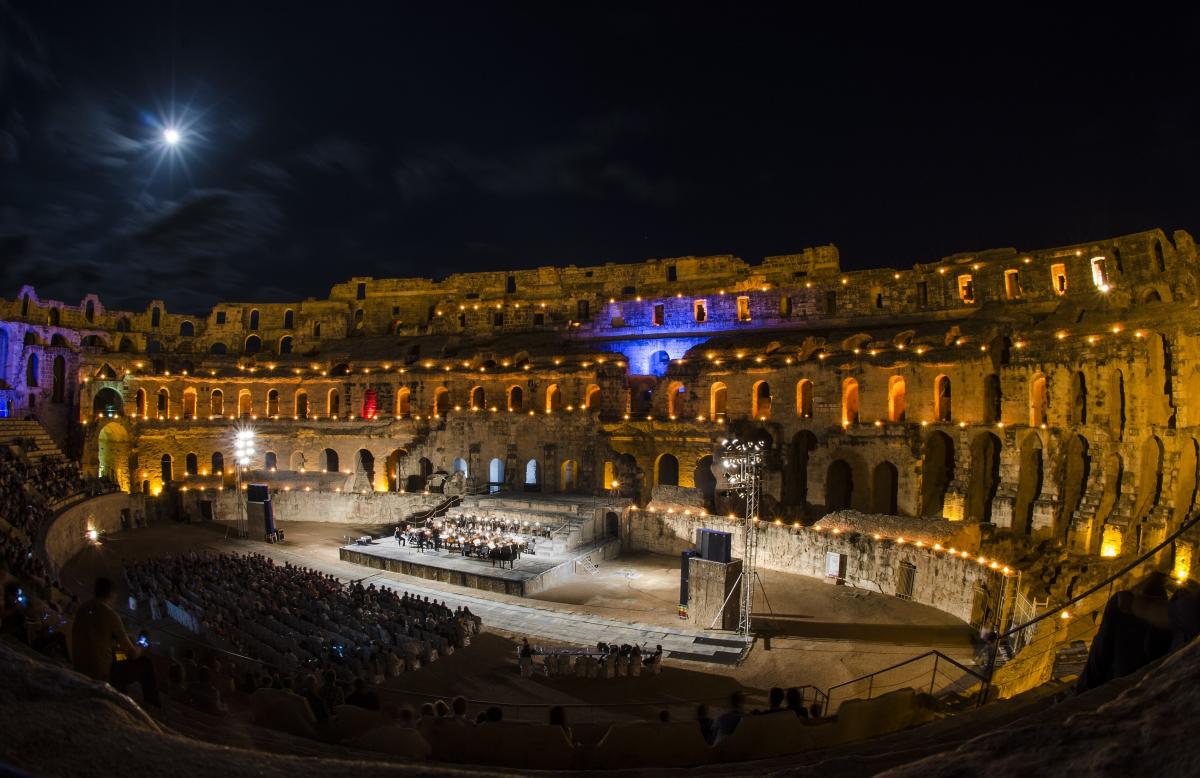 В Африці розташований великий амфітеатр, що вражає своєю архітектурною привабливістю: де саме він знаходиться? 1 В Африці є величезний амфітеатр, який зачаровує своєю красою: де він знаходиться