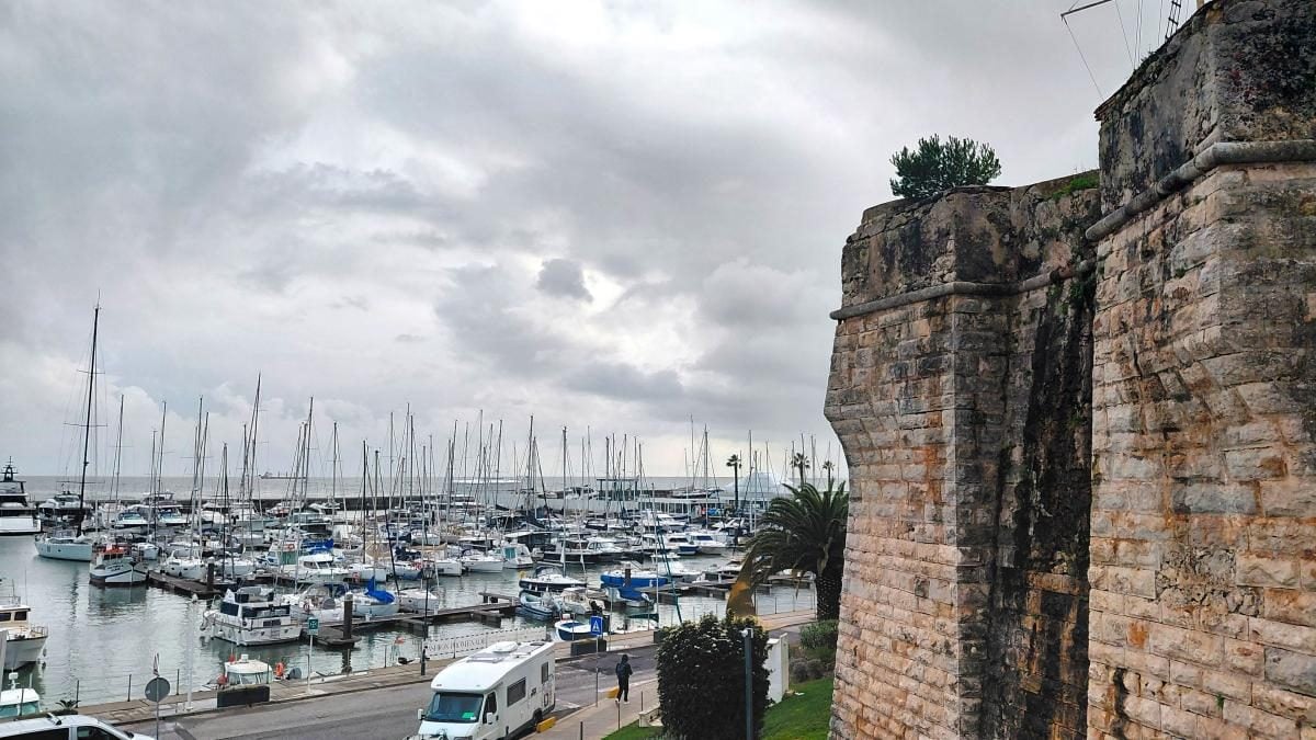 Кашкайш: комфортний курорт на узбережжі Португалії з можливістю відвідати печеру Диявола. 7 Кашкайш: затишний пляжний курорт в Португалії, де можна зазирнути в пащу Диявола