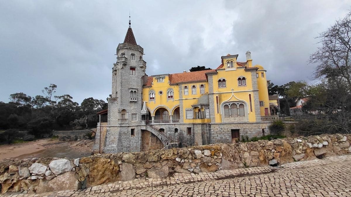 Кашкайш: комфортний курорт на узбережжі Португалії з можливістю відвідати печеру Диявола. 10 Кашкайш: затишний пляжний курорт в Португалії, де можна зазирнути в пащу Диявола