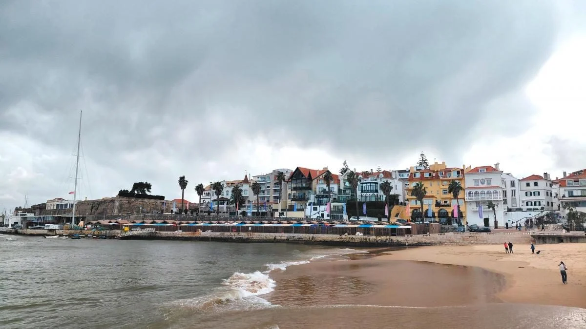 Кашкайш: комфортний курорт на узбережжі Португалії з можливістю відвідати печеру Диявола. 3 Кашкайш: затишний пляжний курорт в Португалії, де можна зазирнути в пащу Диявола