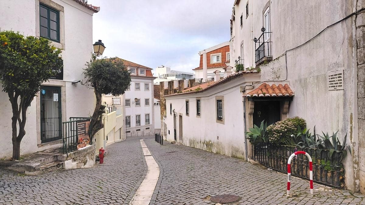 Кашкайш: комфортний курорт на узбережжі Португалії з можливістю відвідати печеру Диявола. 18 Кашкайш: затишний пляжний курорт в Португалії, де можна зазирнути в пащу Диявола