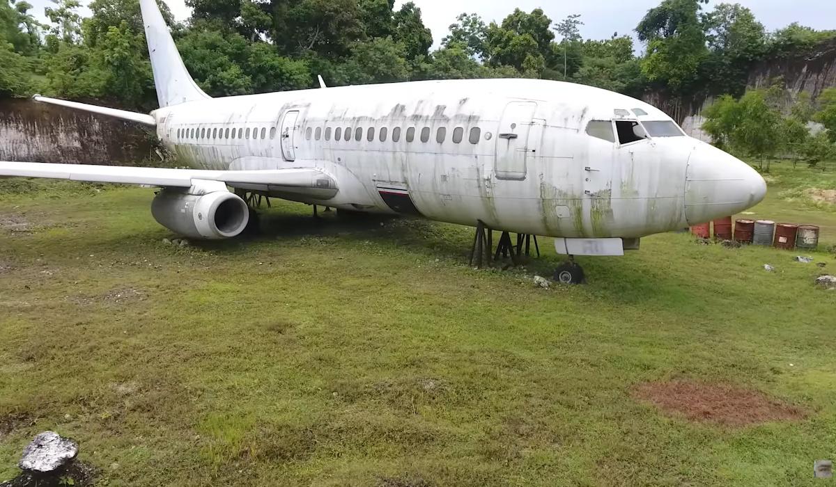 На Балі в лісі розташований літак, походження якого залишається невідомим. 1 На Балі посеред лісу стоїть літак, і ніхто не знає, звідки він узявся