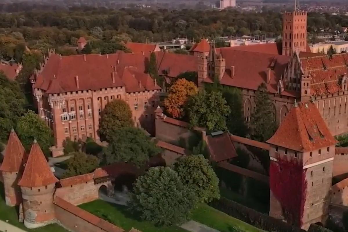 Найбільший у світі замок розташований на площі 21 гектар і має цікаву історію: де його можна знайти. 1 Найбільший замок у світі займає 21 гектар і має драматичну історію: де він знаходиться