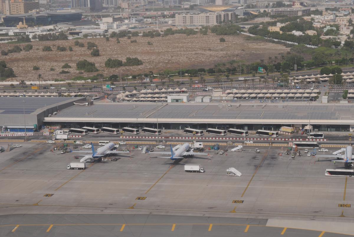 Пожежа в міжнародному аеропорту Дубая призвела до зупинки авіарейсів через іранський дрон 1 Спалахнула пожежа: міжнародний аеропорт Дубая призупинив польоти через іранський дрон