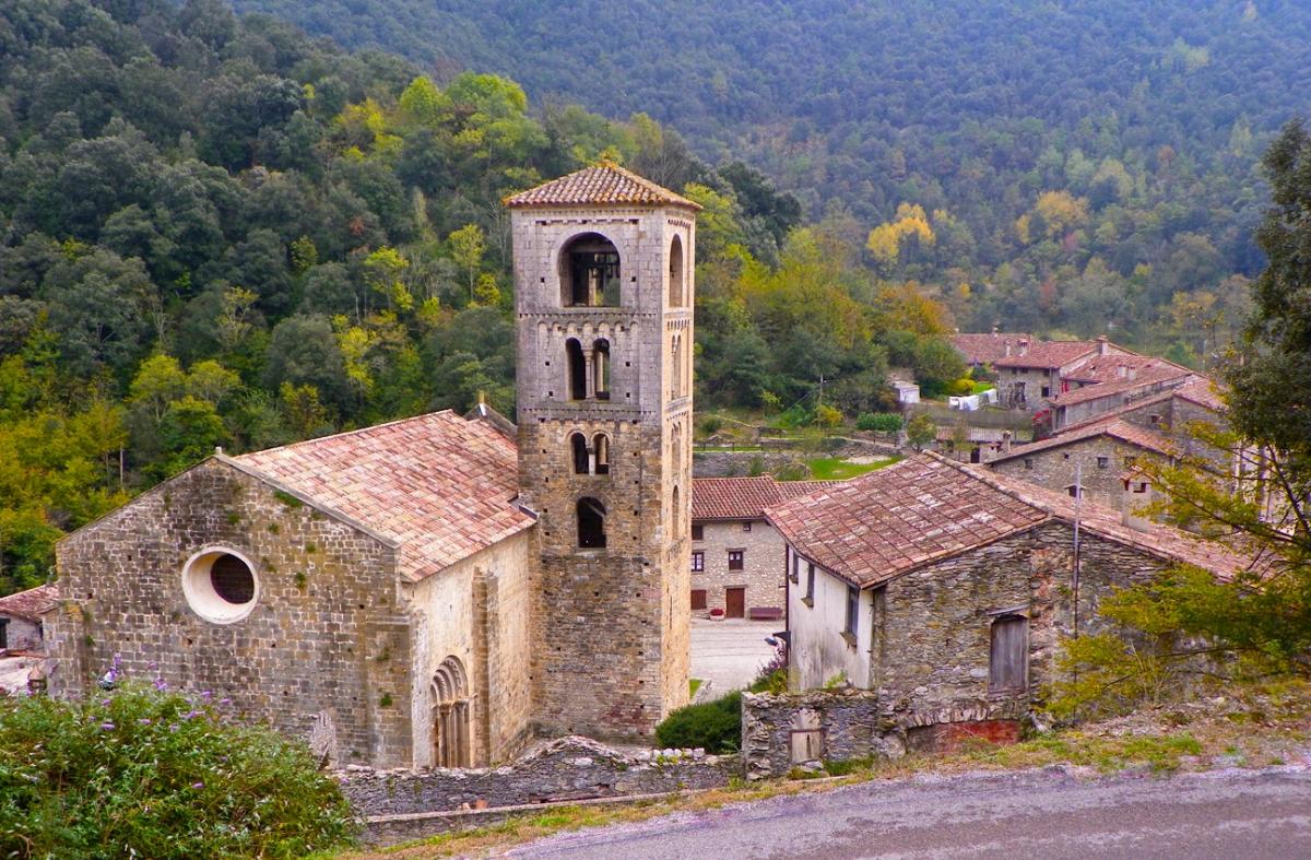 В Іспанії існує унікальне селище, яке виглядає так, ніби "зупинилося в часі": які його особливості? 1 В Іспанії є неймовірне селище, яке ніби "застигло в часі": що у ньому особливого