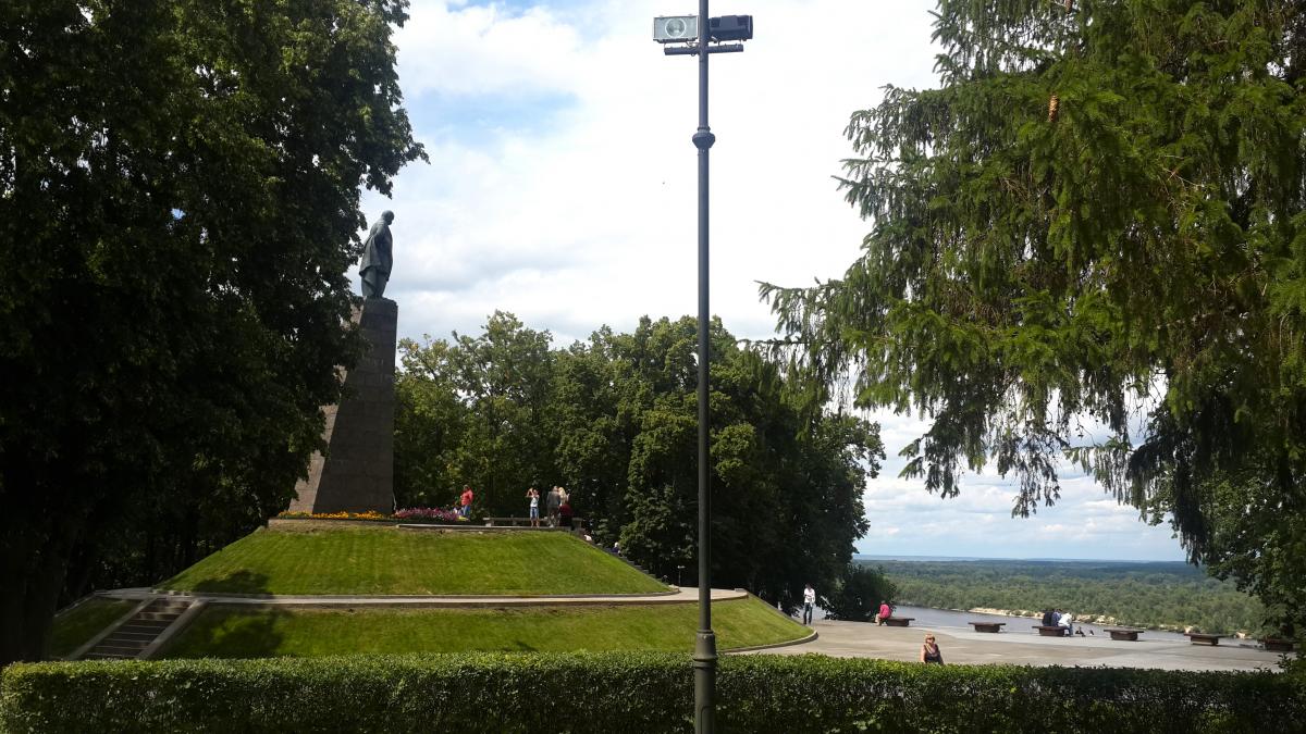 5 варіантів для весняної подорожі на вихідні в Україні: від сакур до пам'ятників Шевченку 9 5 ідей для весняної подорожі на вихідні по Україні: від сакур до Шевченка