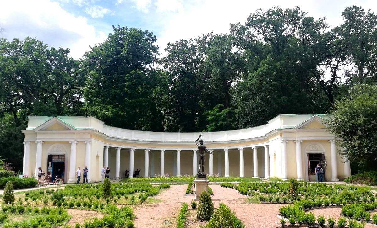 5 варіантів для весняної подорожі на вихідні в Україні: від сакур до пам'ятників Шевченку 8 5 ідей для весняної подорожі на вихідні по Україні: від сакур до Шевченка