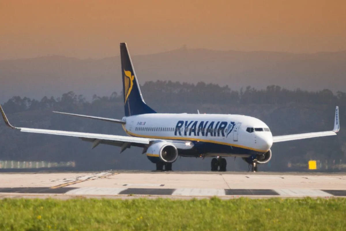 Безлад у повітрі: нетверезий мандрівник Ryanair майже зірвав приземлення літака і опинився за ґратами. 1 Хаос у небі: п'яний пасажир Ryanair ледь не зірвав посадку літака і потрапив до в'язниці