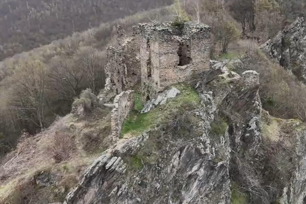 Притулок духів та магії: у Карпатах "воскресла" знаменита фортеця XIV століття (фото) 1 Притулок привидів та чаклунства: у Карпатах "ожила" легендарна фортеця XIV століття (фото)