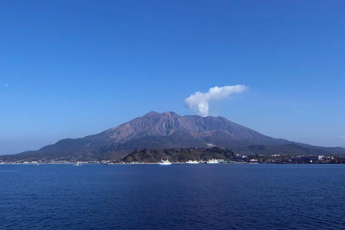 Скасування рейсів: виверження вулкана Сакурадзіма в Японії призвело до підняття стовпа попелу на висоту 3,4 км 1 Рейси скасовано: в Японії вивергнувся вулкан Сакурадзіма, піднявши стовп попелу на 3,4 км