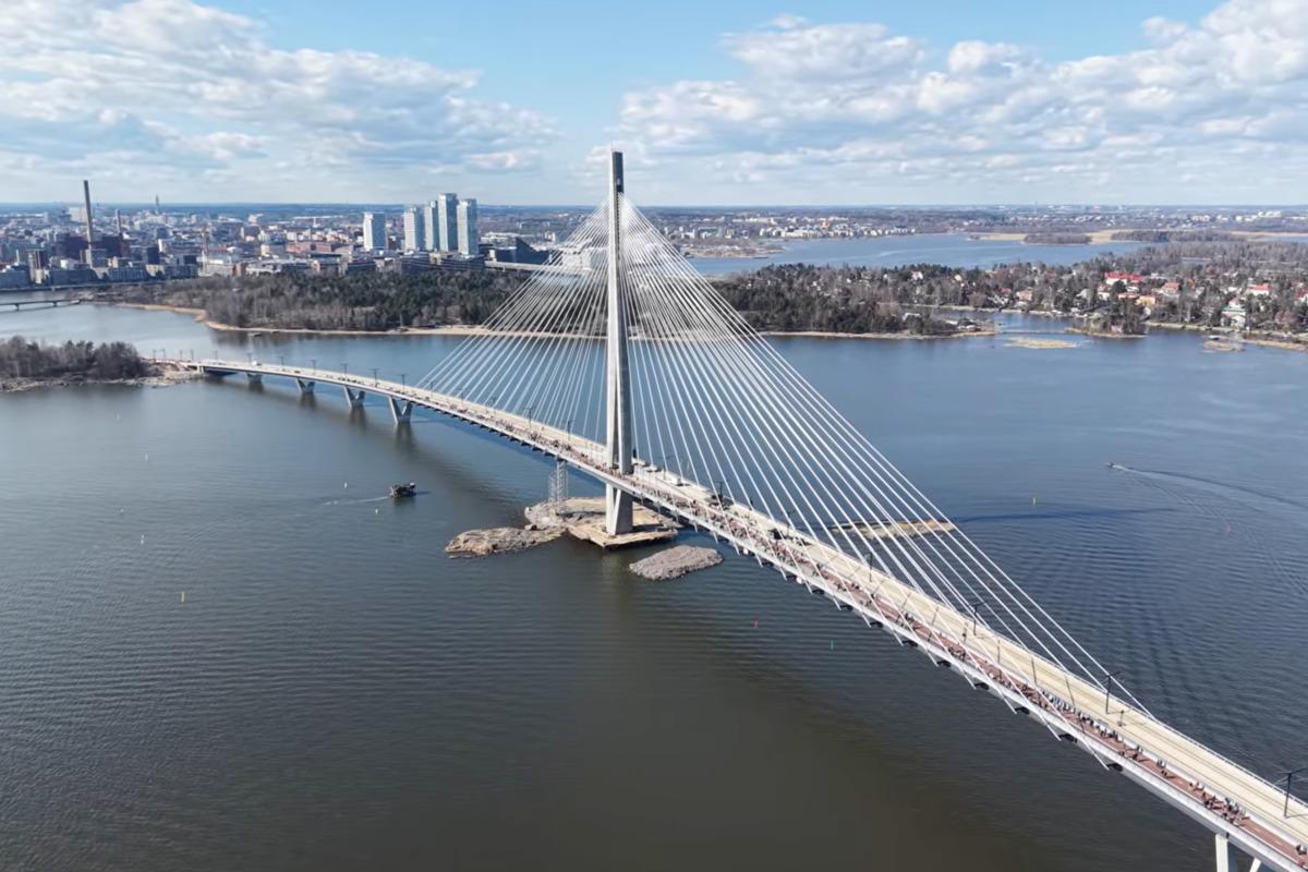 У Фінляндії з'явився один з найдовших пішохідних мостів у світі (відео) 1 У Фінляндії відкрили один з найдовших пішохідних мостів світу (відео)