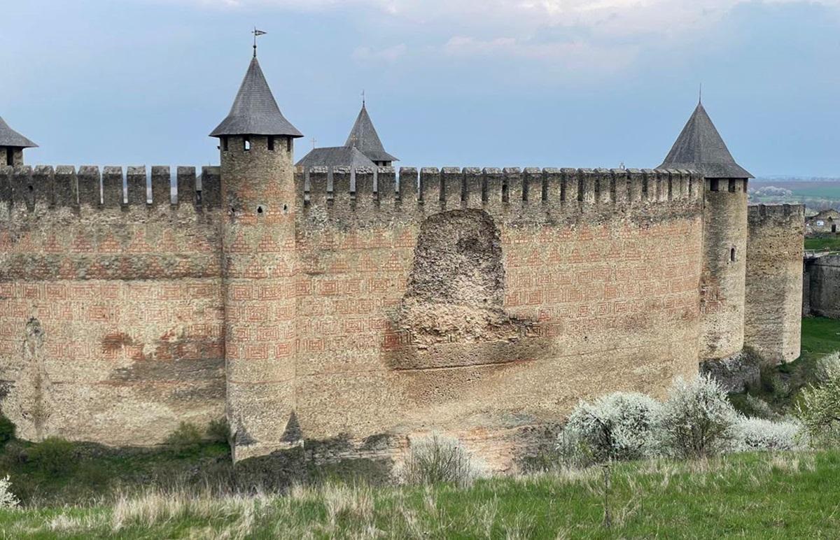 У Хотинській фортеці стався обвал однієї зі стін (фото) 1 У Хотинській фортеці обвалилася одна зі стін (фото)