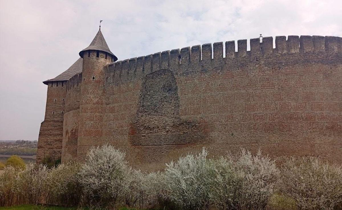 У Хотинській фортеці стався обвал однієї зі стін (фото) 2 У Хотинській фортеці обвалилася одна зі стін (фото)