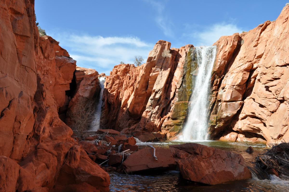 У США існує водоспад, що з'являвся лише чотири рази протягом останніх 15 років: у чому причина цього явища? 1 У США є водоспад, який зʼявлявся лише чотири рази за останні 15 років: як це можливо