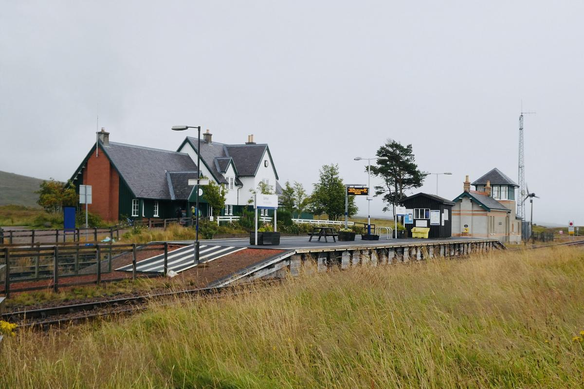 У Великій Британії існує ізольована залізнична станція, до якої неможливо дістатися автомобільним транспортом. 1 У Великій Британії є віддалена залізнична станція, до якої неможливо доїхати на автомобілі