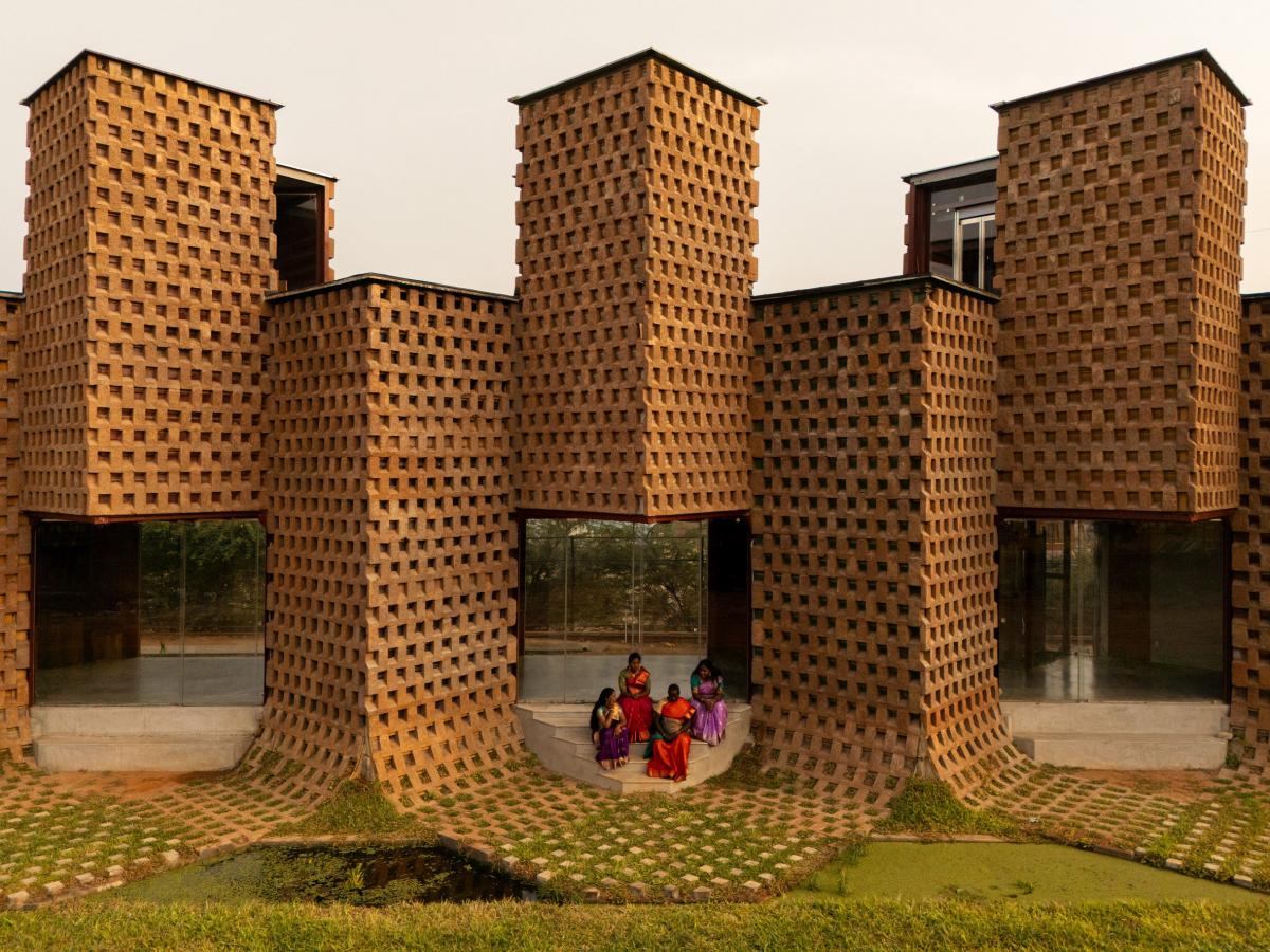 В Індії створено оригінальний ресторан з морських контейнерів (фото) 1 В Індії побудували незвичайний ресторан із морських контейнерів (фото)