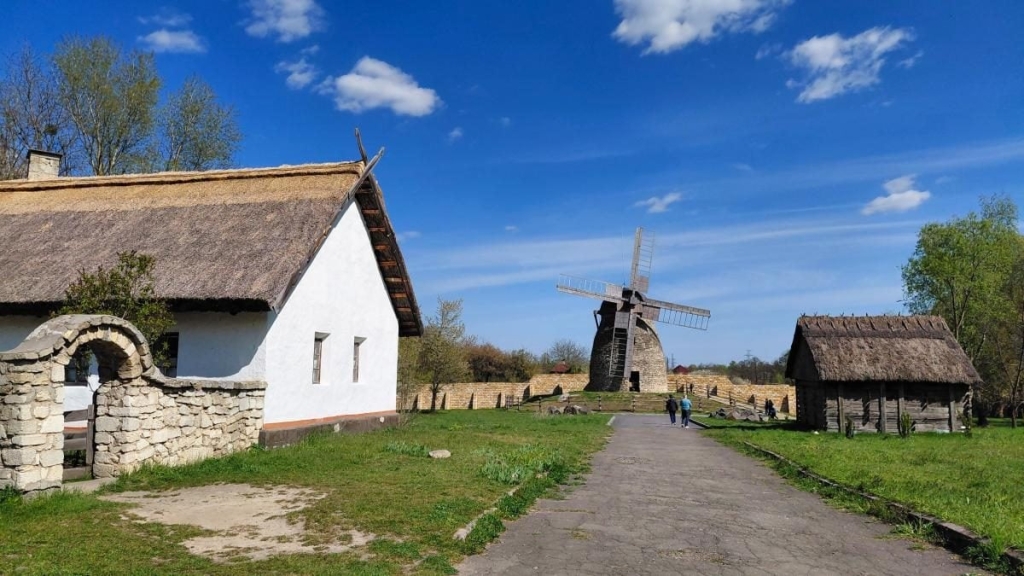 Вишневий сад біля оселі: травень – оптимальний період для відвідування музею в Пирогові (фоторепортаж) 6 Садок вишневий коло хати: травень – ідеальний час завітати до музею в Пирогові (фоторепортаж)
